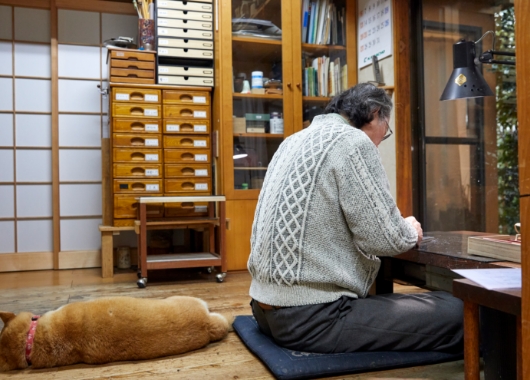 細かい仕事なので一日中彫り続けても数ｃｍしか進まないことも。愛犬と遊ぶことが気分転換に。