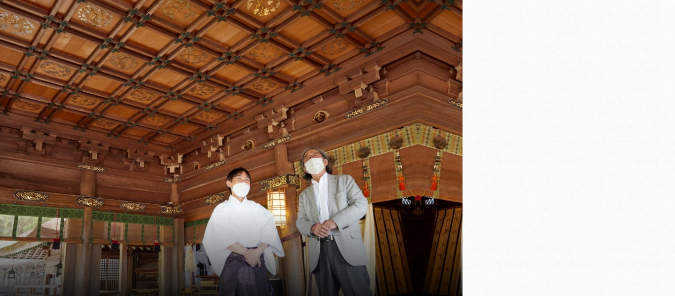 金刀比羅宮の本宮拝殿で、第二十三代宮司・琴陵泰裕氏と山下義人氏。
            拝殿は祈祷を受ける場所で、一般の参拝者も祈祷を申し込めばこの場所までは入ることができる。