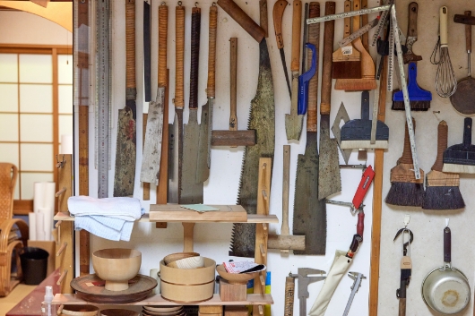 工房に並ぶ工具や刷毛などの道具。木地づくりは専門家に依頼しても、へらや作業用の板など、制作に必要なものを自作するため、漆芸家には工具が必須。