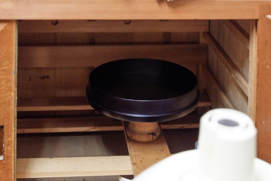 工房の一角にある乾燥用の室。漆は高温多湿の環境で早く乾燥するが、早過ぎる乾燥は表面の皺の原因になるため、湿度を調整した室の中で乾燥させる。