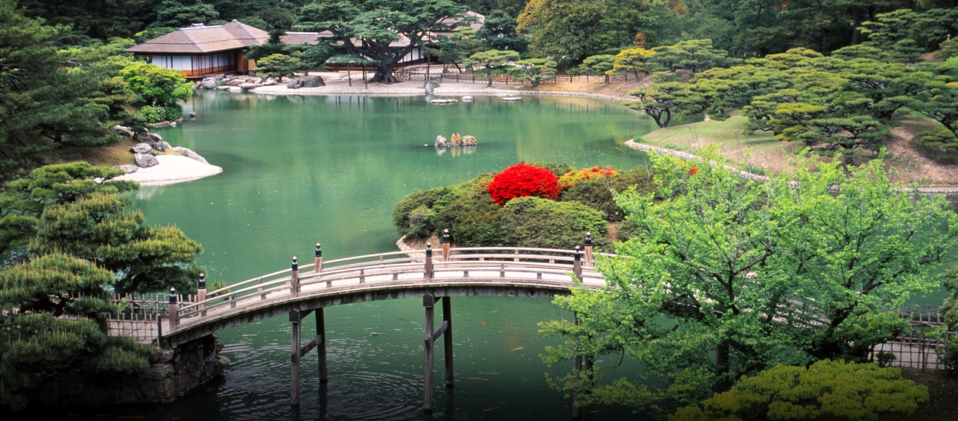 香川の旅に欠かせないもう一つの名所が、漆芸を庇護した高松藩松平家の別邸であった「特別名勝 栗林公園」。
            文化財に指定された日本庭園としては最大規模。変化に富んだ景観美により大名庭園の傑作と呼ばれる。