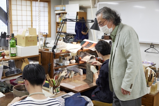 香川県漆芸研究所では主任講師の一人として若者たちに指導にあたる。研究所では授業料無料で、基礎から漆芸を3年かけて学ぶことができるが、1学年10名の定員に余裕がある。