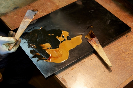 1年生は作業用の板場を自作することが、真っ直ぐな形をつくる練習に。でこぼこにならないようにするのが難しい。「適当にやると、後で後悔するんだよ」と山下義人氏。