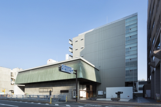 香川県漆芸研究所がある香川県文化会館は、建築家・大江宏の代表作の一つ。モダニズムと日本の伝統を融合させるのではなく、「混在併存」させている。
