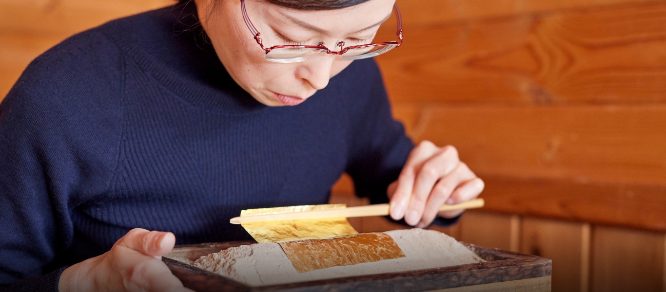 〈截金の工程 1〉炭火で金箔を炙って焼き合わせ、作業しやすい厚さにする。この作業に適した、真っ直ぐで傷のない炭は年々入手困難になっている。