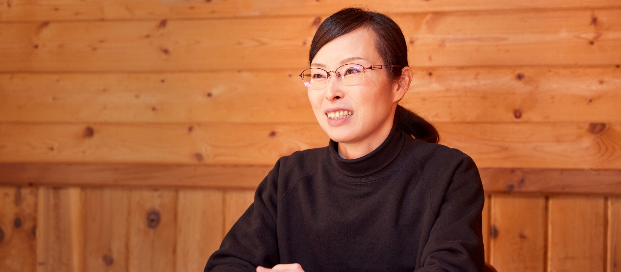美しい物事を「光る」とも表現した平安の人々。その美意識に憧れ、截金ガラスという光の工芸をつくり出した山本茜氏。人の手にしかなしえない繊細な輝きには、作品に接する人々の喜びを願う日本のものづくりの心が息づいている。