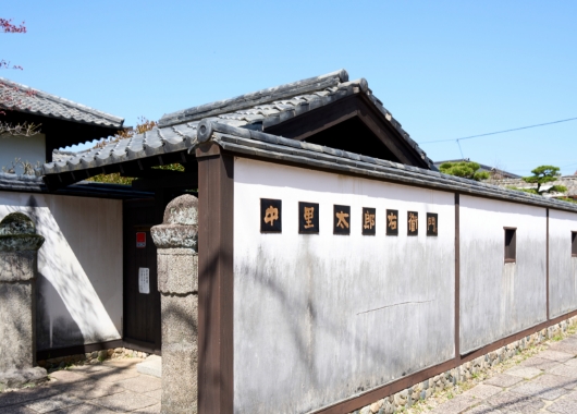 中里太郎右衛門窯の来客用入り口。書も手がけた画家、中川一政の筆跡を焼き付けた陶板が客を迎える。