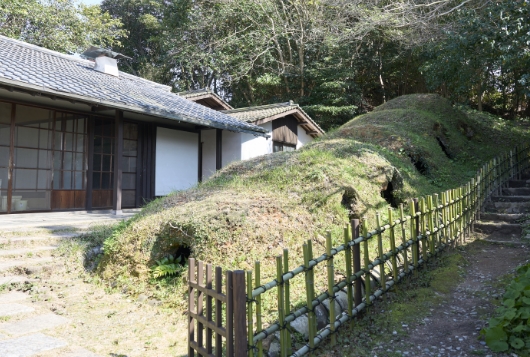 陶房の一角にある国指定史跡「唐人町御茶盌窯跡」。享保19（1734）年以降廃藩まで藩の献上品を焼くために用いられた。明治大正期は中里家の窯として使用された。