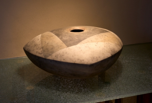 十四代　中里太郎右衛門「焼締壺90」　第22回日展特選受賞
                襲名前の三十三歳のときの作品。東南アジアの技法を取り入れて丸底に成形し、化粧土を吹き付け三角の意匠に。