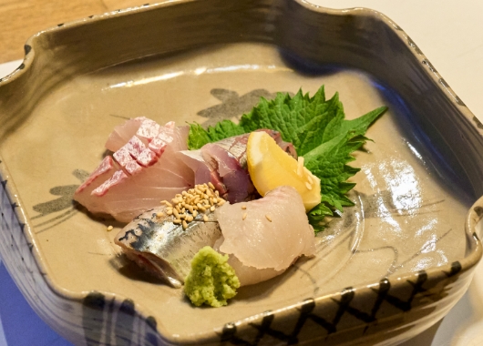 佐賀は日本酒の産地でもあり、唐津市内では地元の酒、魚を唐津焼で楽しむことができる飲食店が少なくない。（撮影協力　鮨 笑咲喜）