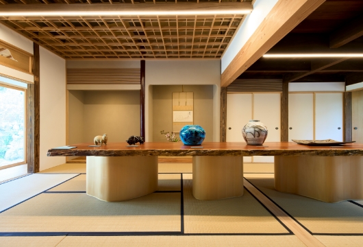 和室では十一代以降の歴代当主の代表作を大型テーブルに置いて展示。床には十二代作「叩き朝鮮唐津花生」に庭の花をいけ、季節の軸を飾る。