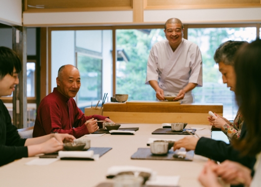 御茶盌窯記念館での食事会の一例。地元の人気店の主人や県外の有名シェフが腕をふるった料理を古唐津や歴代当主の作品でいただく。