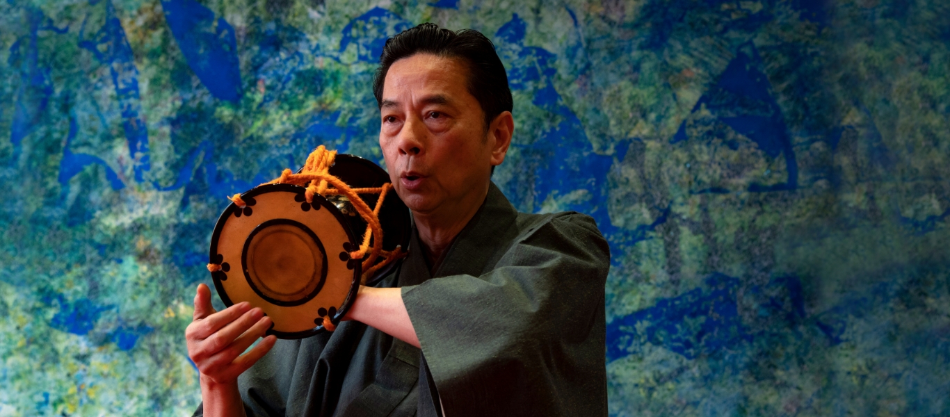 現代の日本の生活にある「音楽」は主に西洋音楽ではあるが、風による森のざわめきや、川のせせらぎを楽しむ文化は色濃く残る。自然の音の霊性を抽象化したともいえる
          囃子とともに演じられる能の物語に秘められた日本の智慧を世界と共有することを大倉源次郎氏は強く願っている。（後編へ続く）
