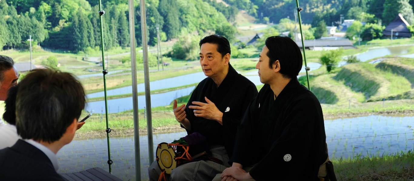 元伊勢内宮皇大神社の御田植祭が行われた福知山市毛原は、酒呑童子の伝説が伝わる大江山の山麓に位置し、
              棚田の景観が「日本の棚田百選」「京都府選定文化的景観」に選ばれている。Ⓒ Shunsuke Tada