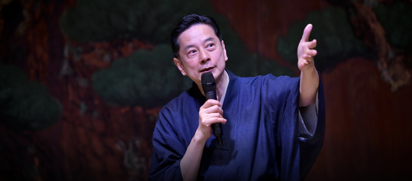 講演ではわかりやすい説明を心がけている。聴衆は軽快なトークを楽しんでいるうちに能の世界の入り口に。（ 写真提供:水戯庵）