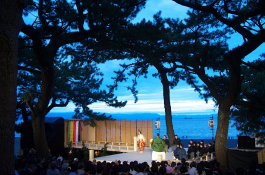 羽衣伝説発祥地、静岡市（旧清水市）で1984年から続く「羽衣まつり」。イベントの中心「三保羽衣薪能」では必ず「羽衣」が上演される。（第34回三保羽衣薪能 写真提供:羽衣まつり運営委員会）