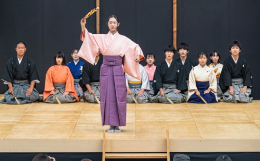 三保松原に隣接する市立中学校では総合的な学習の時間に「羽衣」の謡や仕舞の体験学習を通し、先人たちの生きる力を学ぶ。「羽衣まつり」では学習の成果を披露。（第39回羽衣まつり 写真提供:静岡市役所文化振興課）
