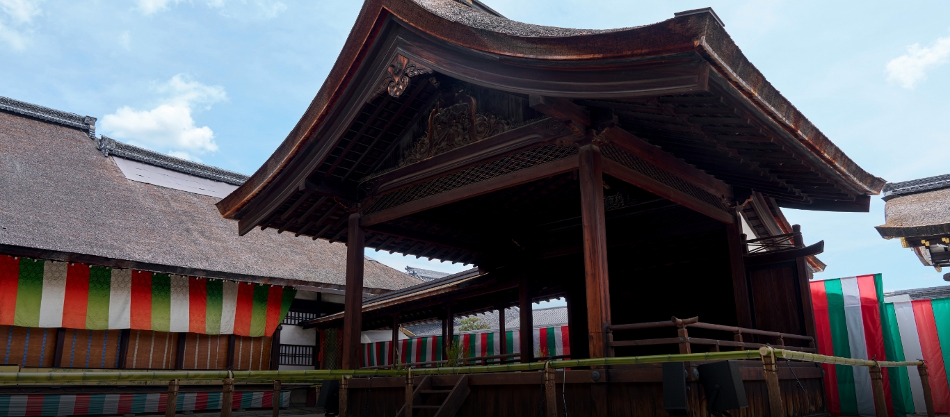 西本願寺では蓮如上人が教化の手だてとして能舞台を活用した伝統から、宗祖親鸞聖人の誕生を祝う降誕会に祝賀能が行われる。
              写真は降誕会で用いられる南能舞台（重要文化財）。他に現存最古の能舞台である北能舞台（国宝）がある。