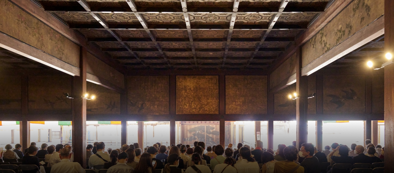 西本願寺南能舞台の見所は、門主との対面に用いられた「対面所」（国宝）。
              上段正面の欄間に雲間を飛ぶコウノトリの透かし彫りがあることから、「鴻の間」とも呼ばれる。
