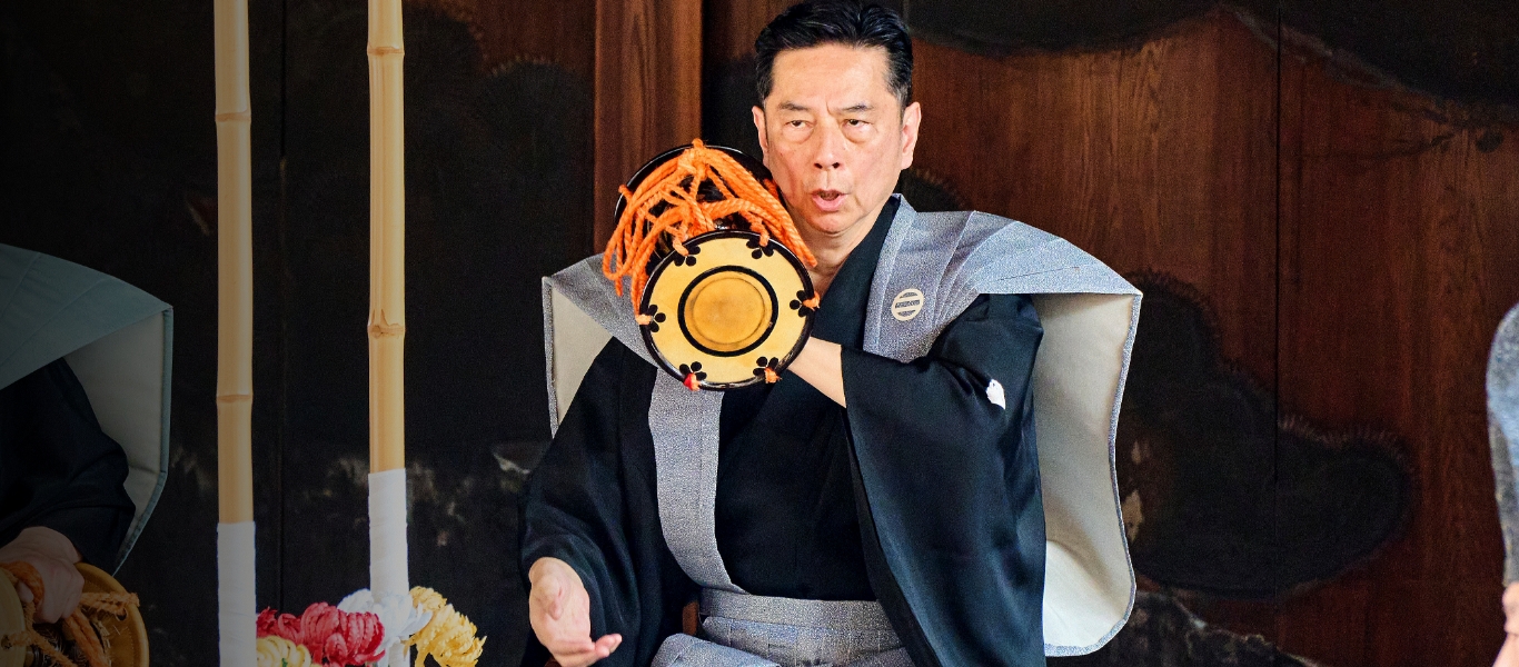 年齢も身分も様々な人物が登場し、喜怒哀楽の極みを演じる能の物語は人間という存在に対する深い洞察と思考に根差す。AIによって人間の本質が問われている今こそ、能は世界に向かって開かれるべきだという確信が大倉源次郎氏にはある。