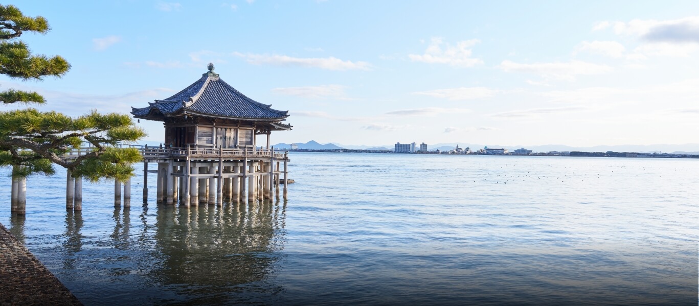 京都から滋賀に移って以来、琵琶湖は身近な気晴らしの場に。独特の流紋も琵琶湖から生まれた。