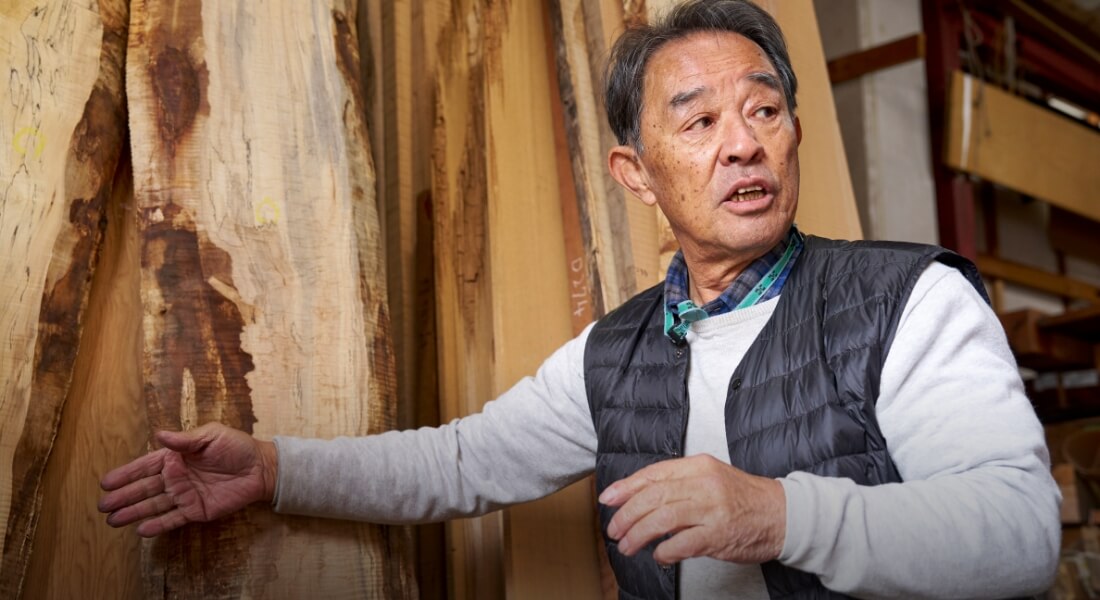 名古屋で各種銘木を扱う丸ス松井材木店の松井右近氏。代々のやり方のまま、
              十年以上の年月がかかっても銘木の自然乾燥を貫く同店は宮本氏はじめ木工芸家の信頼が厚い。