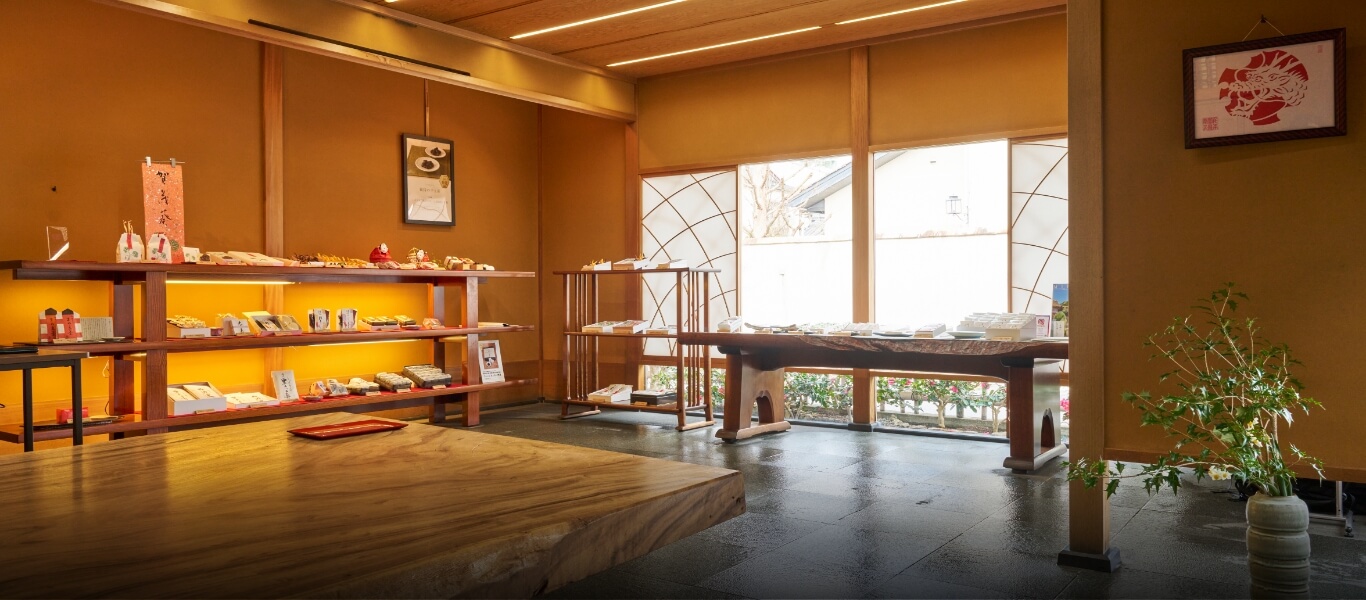 京都市・下鴨神社近くの和菓子店「宝泉堂本店」。日本伝統素材の内装に、1999年から2009年にかけて宮本氏が手がけた商品棚と卓を配置する。