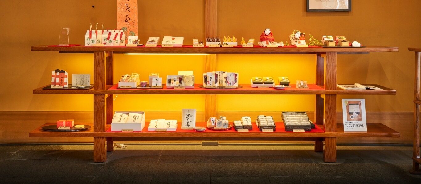 京都市・下鴨神社近くの和菓子店「宝泉堂本店」。主人の古田泰久氏が丹精こめた商品がより美しく見えるようにと、テーブルや棚、椅子兼用の台などを宮本氏に依頼した。