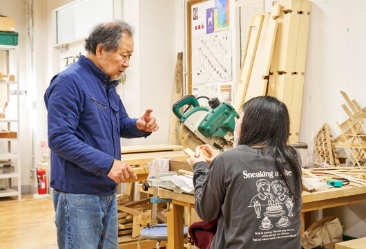 工具の使い方の指導では、けがをさせないよう気を使う。学生の多くが鉋や鑿を一度も使ったことがない状態で入学し、卒業までに伝統的木工芸の基本技術を習得し、ものづくりの楽しさを実感する。