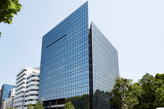 1978年完成の草月会館は、建築家、丹下健三が設計を手がけ、第三代家元の勅使河原宏と交流が深かった彫刻家イサムノグチの石庭「天国」を1階に収める。カーテンウォールの窓ガラスが、向かいの赤坂御所の緑と青空を反射する。