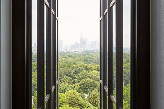 丹下健三の作品は、広島の平和記念公園や東京都庁など数多いが、隣接する赤坂御所の緑を採りこむ草月会館は本人がとくに気に入っていたものの一つといい、存命中は会館内にオフィスを構えていた。