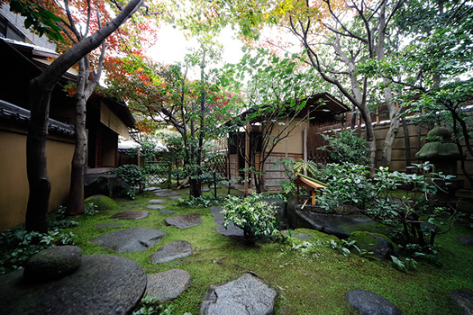 遠州茶道宗家の茶室「成趣庵」。その名は十二世家元宗慶氏の号であるとともに、京都伏見奉行だった遠州が奉行屋敷に建てた三つの茶室のうちの一つの名前でもある。