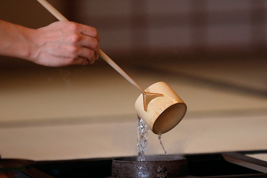 茶室では亭主の動作による物音も鑑賞の対象とされる。ことに湯の注がれる音は「耳のご馳走」である。
