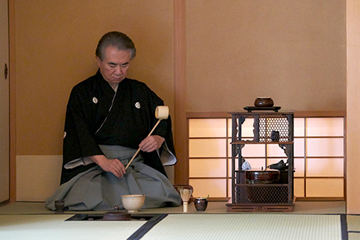 ごく自然に、かつ凛として茶を点てる小堀宗実氏の動きにも、遠州流の“綺麗さび”の思想があらわれている。