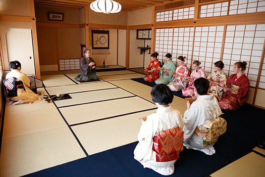 学習院女子大学の留学生を対象にした茶道講座。これまで英語ができる指導者のもと学校で稽古をしてきて、宗家道場で家元に会うのも、着物を着るのも初めて。緊張で表情も硬かったが、終了後には「素晴らしい経験だったわ」と笑顔が弾けた。
