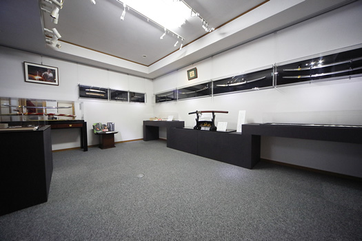 自宅の応接間は、作品展示室を兼ねている。購入を検討している人は、その美しさを手に取って確かめることができる。（要予約）