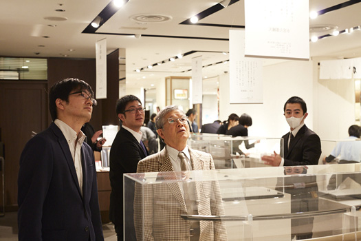 2017年1月に銀座三越のギャラリーで開催された展覧会「河内國平一門展 光＝現代刀」 。独立し、遠方に住む弟子と会う機会は多くはない。河内氏は作品から弟子の現状を感じ取る。