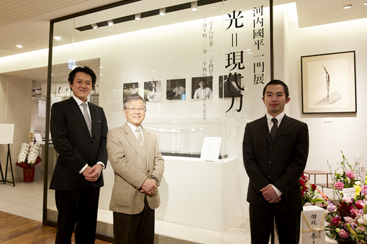 2017年1月に銀座三越のギャラリーで開催された展覧会「河内國平一門展 光＝現代刀」 。独立し、遠方に住む弟子と会う機会は多くはない。河内氏は作品から弟子の現状を感じ取る。