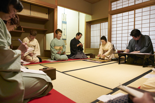 複数の人が集まって香りを聞く場を「香席」という。茶道の「茶席」に当たる言葉である。