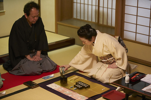香道の作法は茶の作法に似ていて、香炉に香木を熱することを「点前（てまえ）」という。上座の正客から香炉を回し、順番に香りを聞く。