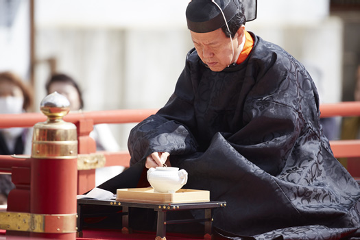 香は空間を浄化するものとされ、日本では寺院はもちろん神社でも邪気を祓うために香を利用する。