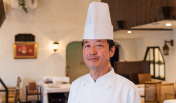 北海道出身の料理長芳川さん。多才なシェフで、メニューの表紙のイラストも、下積み時代の芳川さんが描いたもの。
