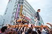 中山道祭りの賑わい。勇壮な御輿がJR「大宮」駅東口そばの「伊勢丹」前を横切る。