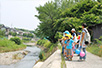 南浅川沿いを散歩する近所の子どもたち