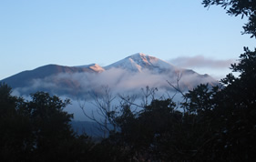 朝霧の冠雪の高千穂峰