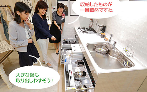 川口「収納したものが一目瞭然ですね」山橋「大きな鍋も取り出しやすそう!」