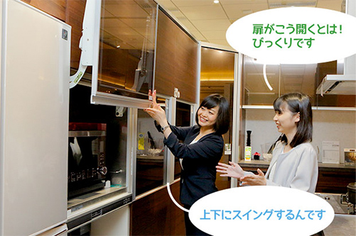 山橋「扉がこう開くとは!びっくりです」寺尾さん「上下にスイングするんです」