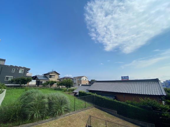 周囲は緑豊かで、住宅が建ち並ぶ落ち着いた環境です。視界を遮る建物はなく、陽当り・眺望・通風良好です。