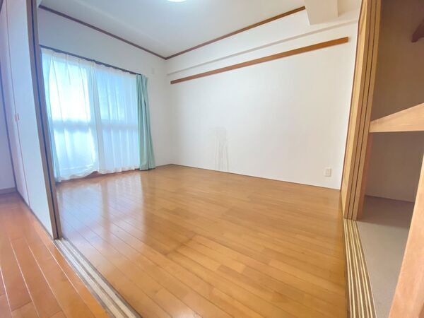 LDに隣接する約6帖の洋室です。引き戸を開放すると、一体利用も可能。シーンに合わせて活用できます。