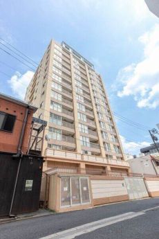 地下鉄名城線「久屋大通」駅まで徒歩4分。2004年築、地上14階建・総64戸のマンションです。